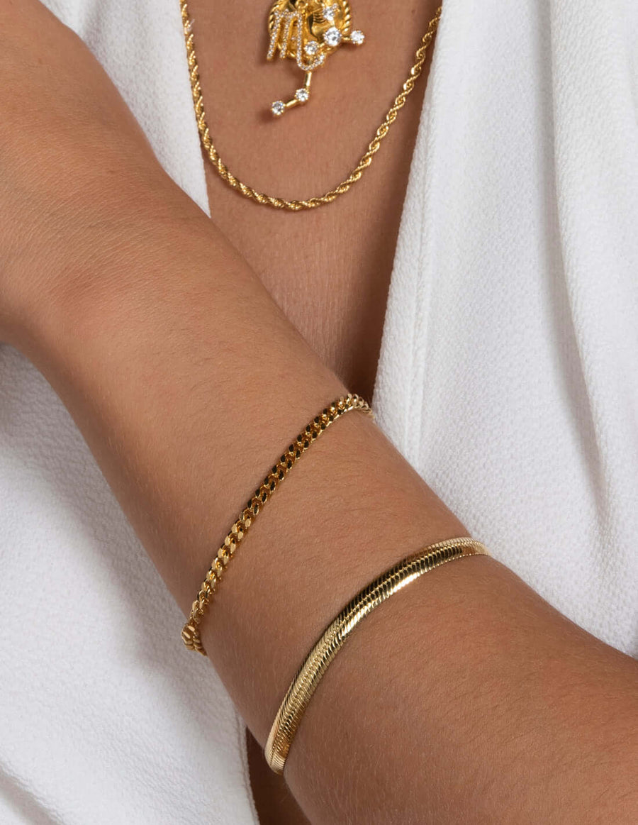 modelo con pulseras basicas reinventadas por Lavani Jewels