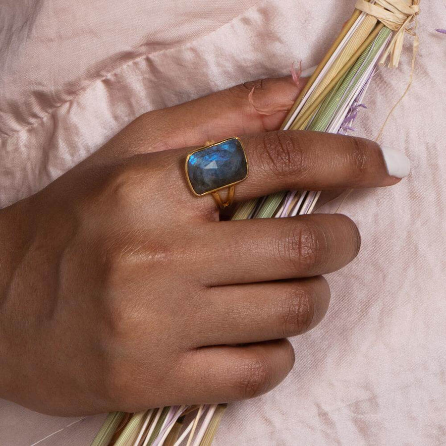Anillo Stardust bañado en oro y con piedra geometrica Gris Lavani Jewels