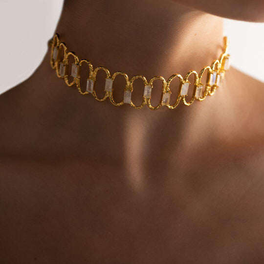 Qué es un choker: chokers dorados