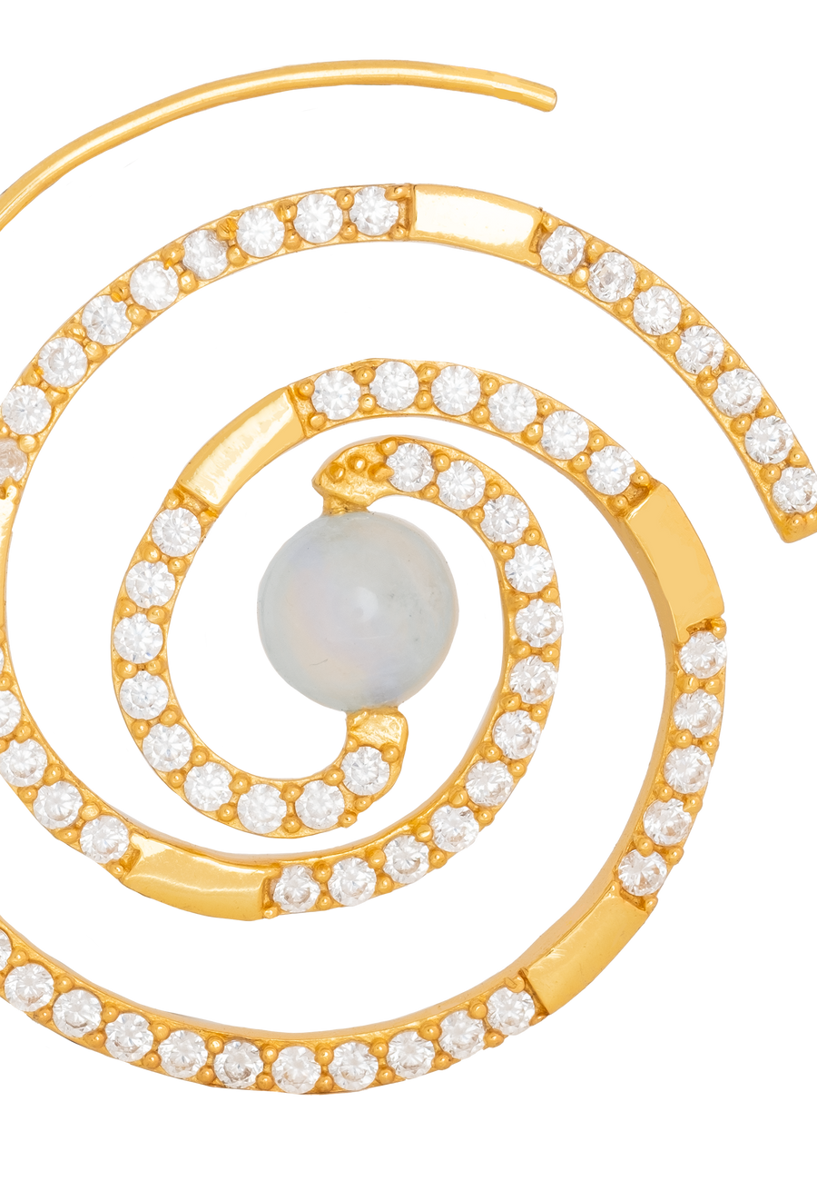 pendientes espiral donde se aprecia el detalle de la piedraluna central y las circonitas que rodean
