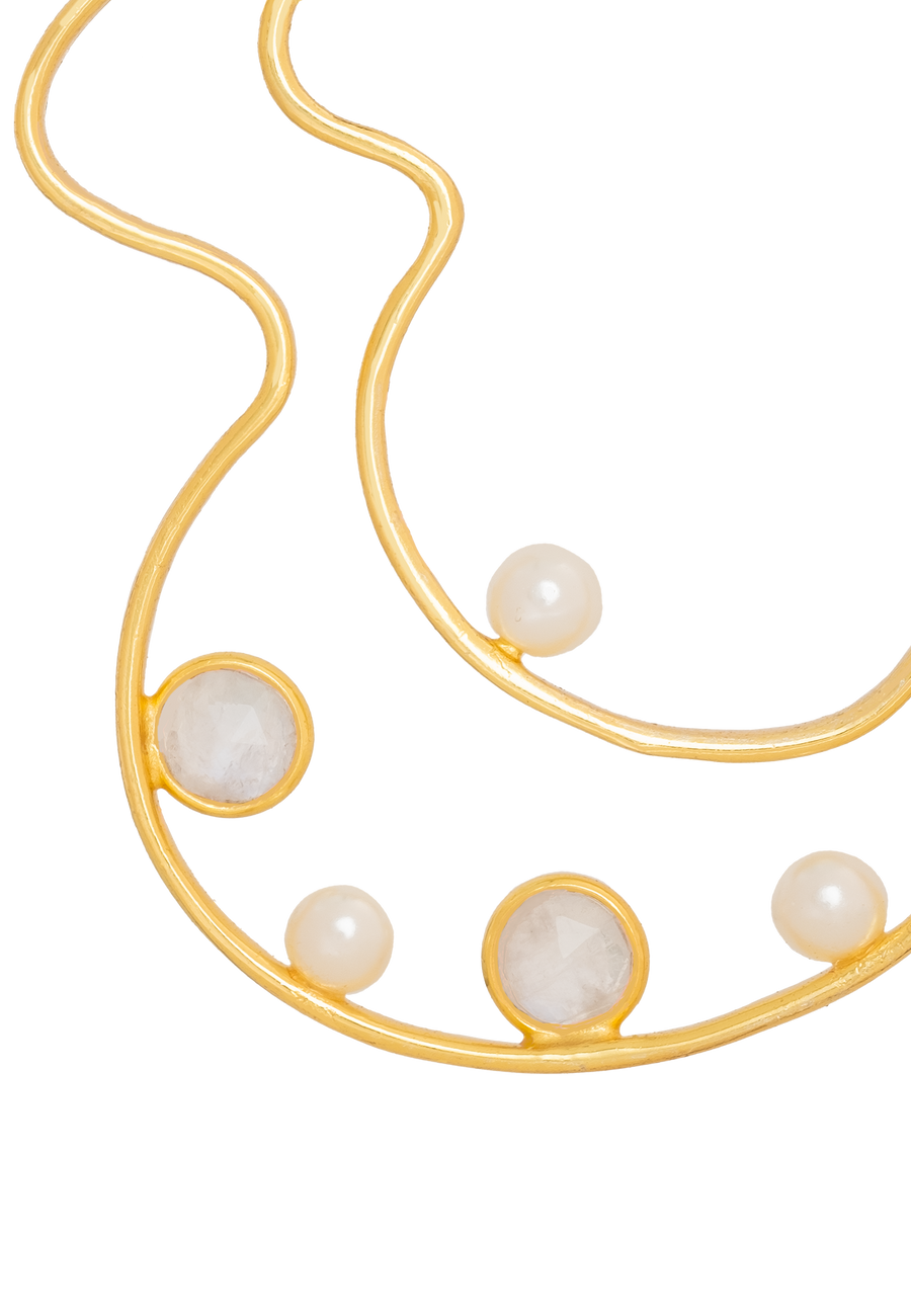 Detalle de las perlas dentro de los pendientes dobles
