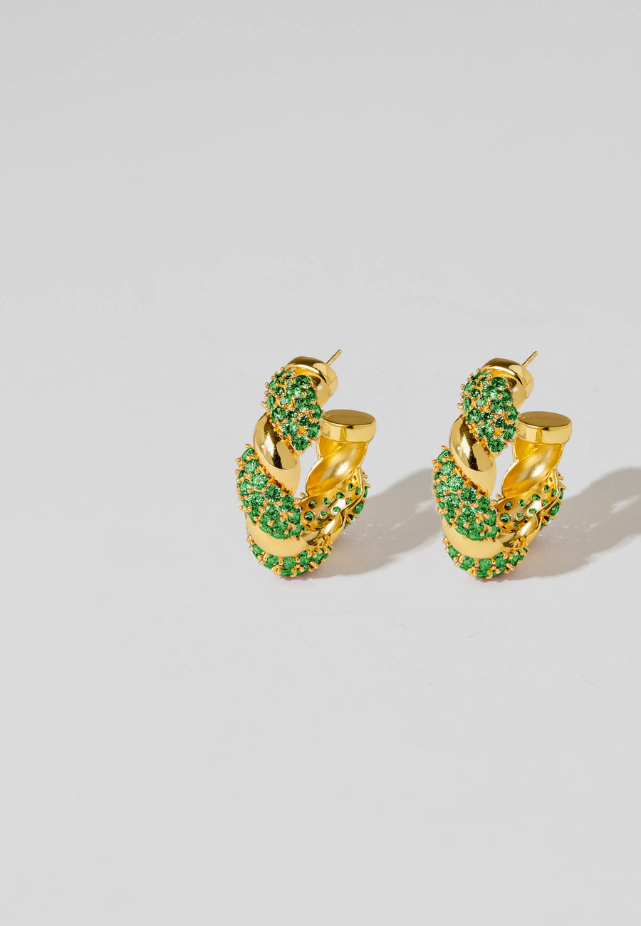 Aros entrelazados verdes con piedras circonitas y bañados en oro.