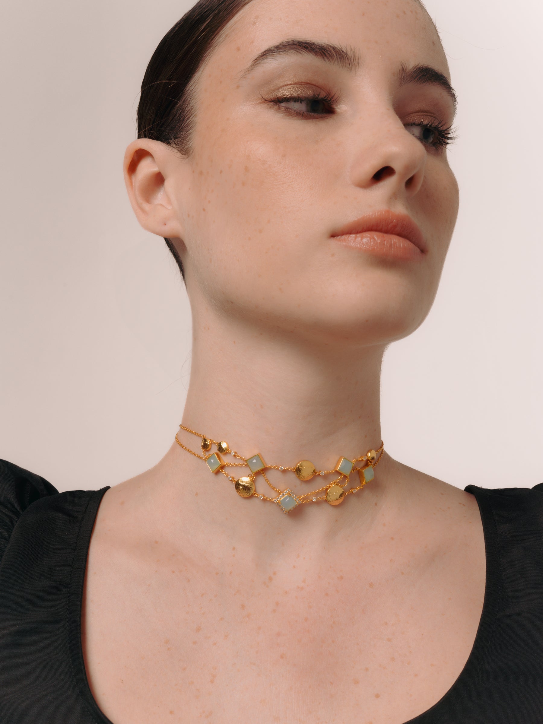 LAVANI JEWELS Chocker Collar Karma con círculo de Piedra Gris y Dorado con Baño de Oro de 24 Quilates