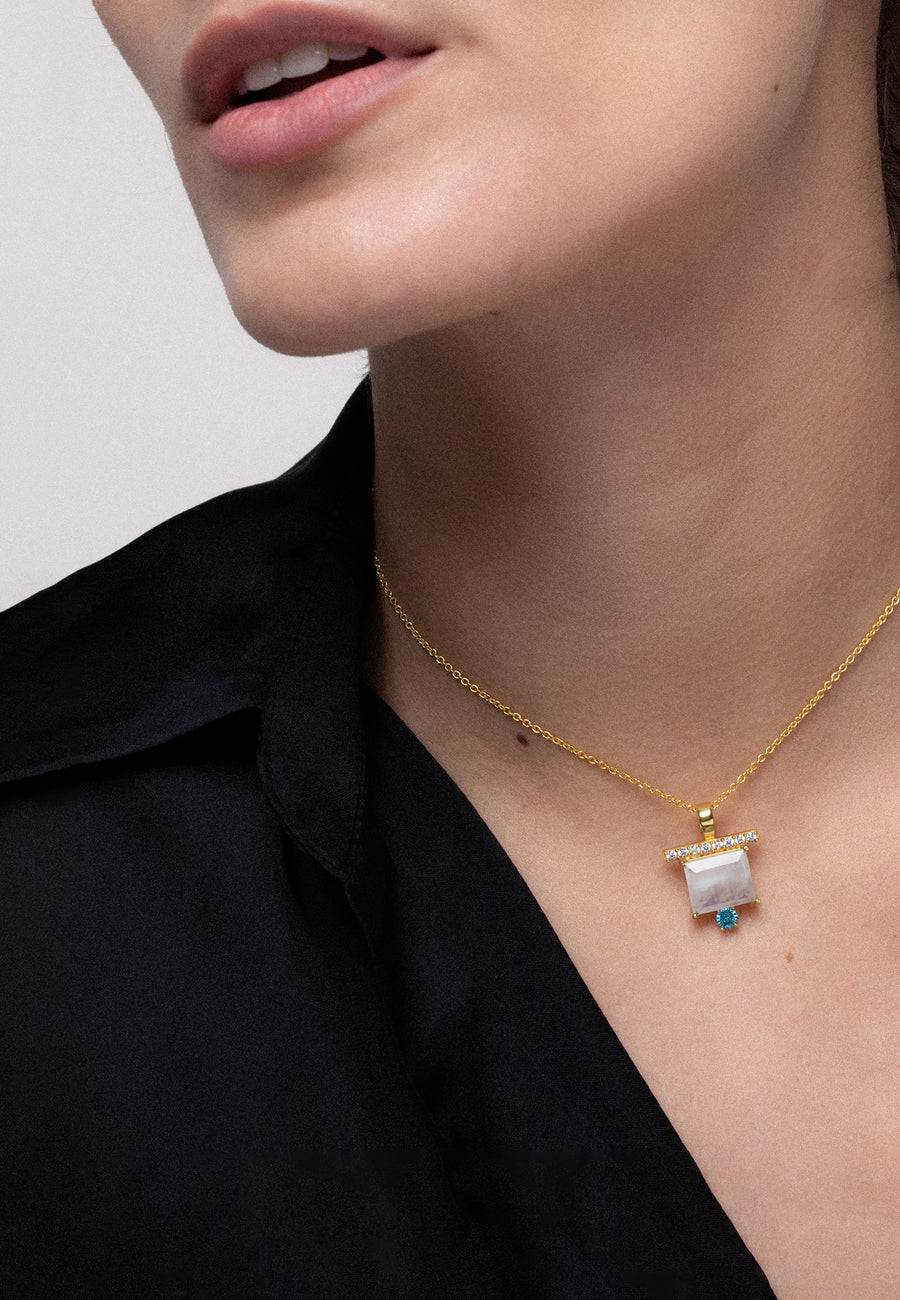 Colgante dorado con piedras naturales de diseño rectangular com baño de oro de 22 quilates 