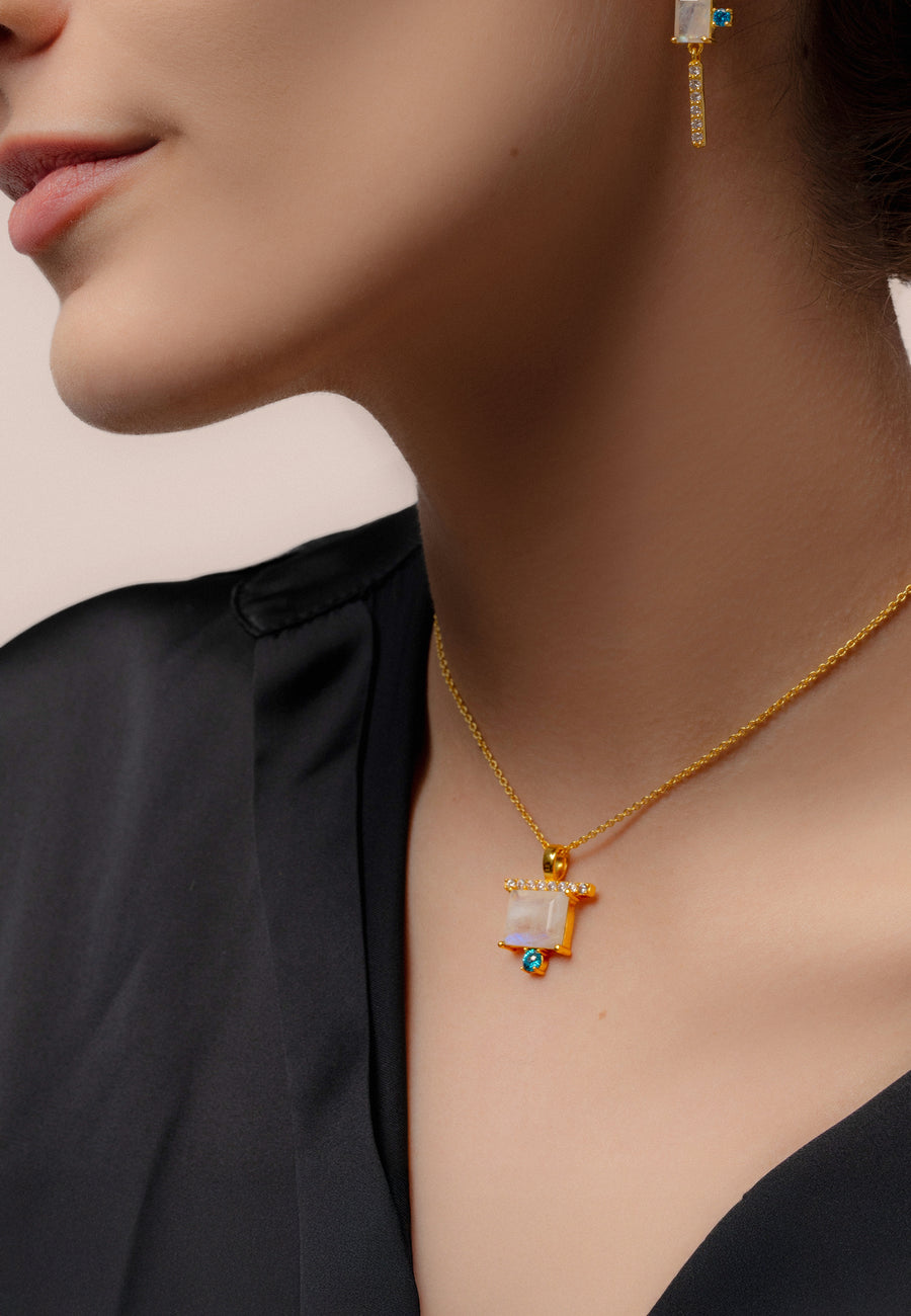 Colgante dorado con piedras naturales de diseño rectangular com baño de oro de 22 quilates de perfil