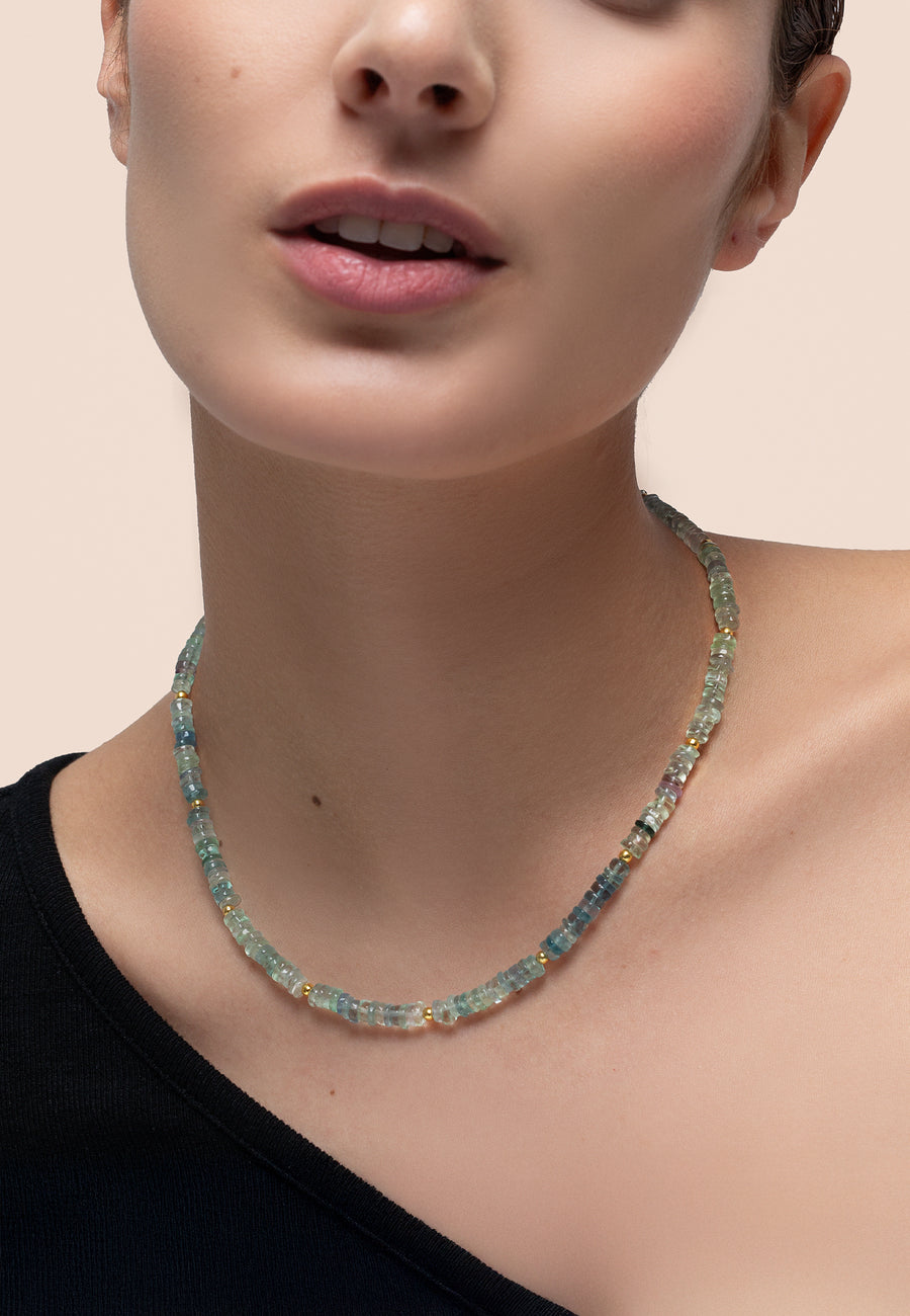 Collar de Fluorita en aguamarina hecho de cuentas de colores con la piedra Fluorita.