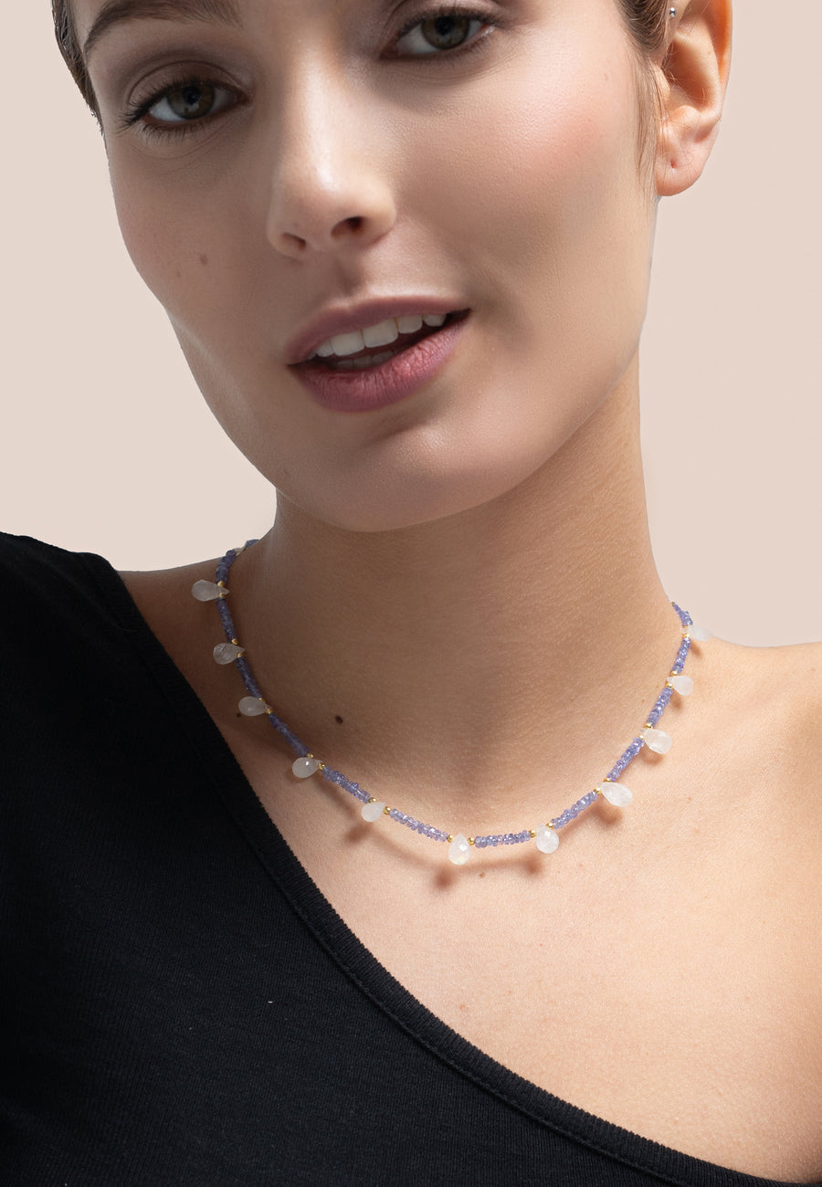 Modelo con collar de Tanzanita lila hecho de cuentas de colores con piedra luna Tanzanita intercaladas 