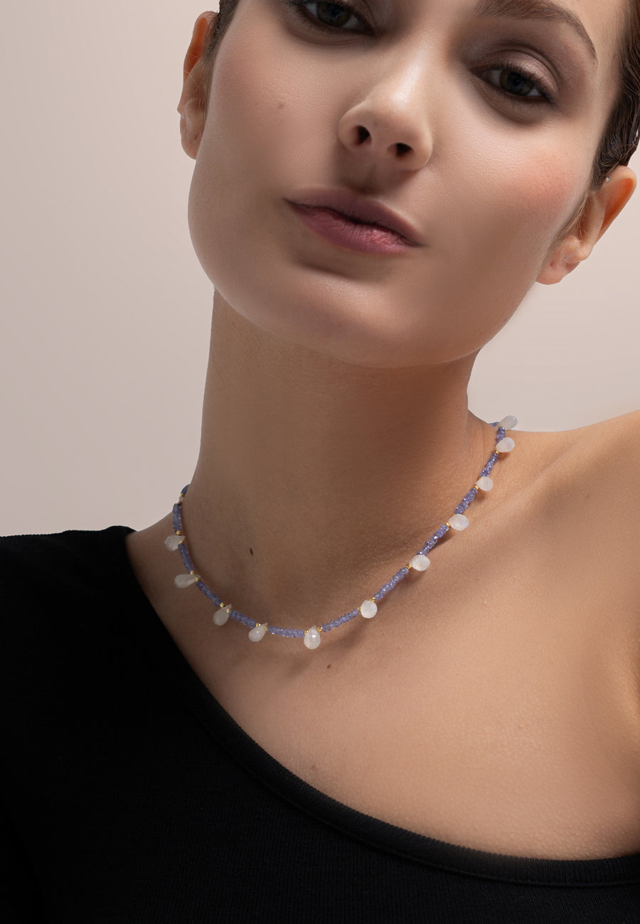 Modelo con collar de Tanzanita lila hecho de cuentas de colores con piedra luna Tanzanita intercaladas 