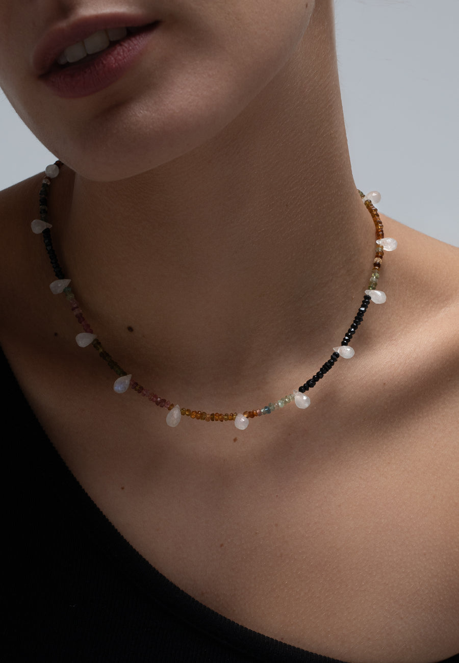Modelo usando el collar Turmalina multicolor creado con cuentas de colores con la piedra Turmalina.