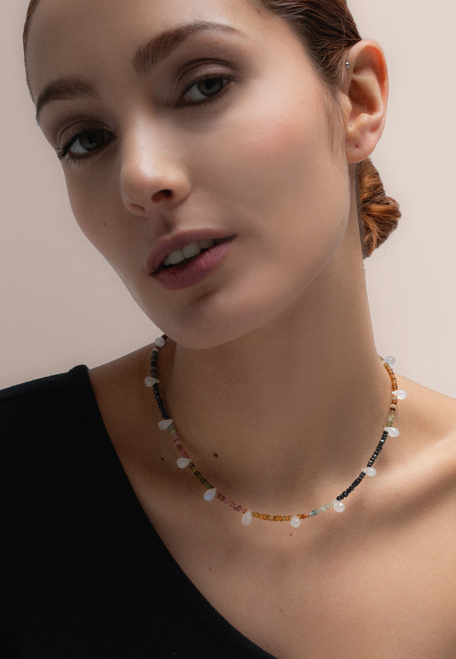 Modelo usando el collar Turmalina multicolor creado con cuentas de colores con la piedra Turmalina.