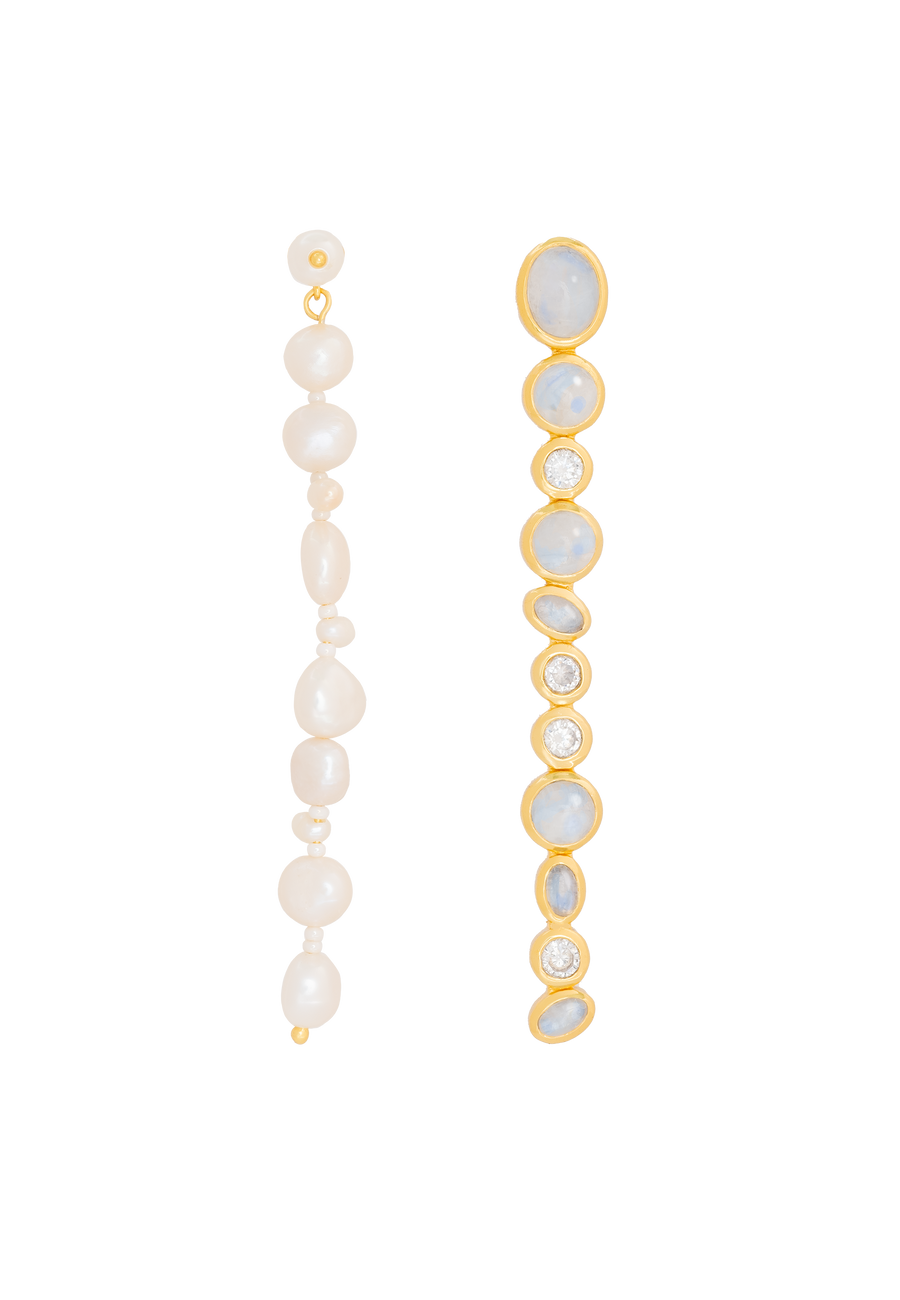 pendientes asimétricos formados por un pendiente de perlas y otro de piedraluna