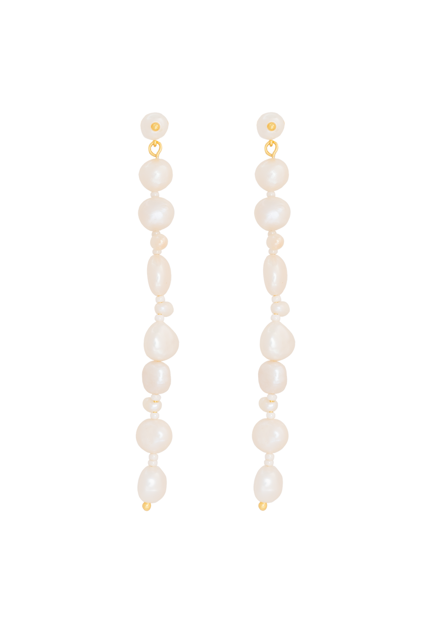 Pendientes de perlas modernos formado por perlas pequeñas de ríos y perlas barrocas