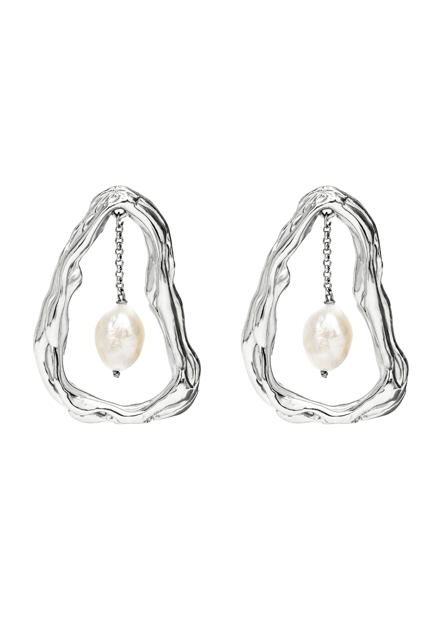 Pendientes de lágrima artesanales en plata con un colgante de perla en el centro