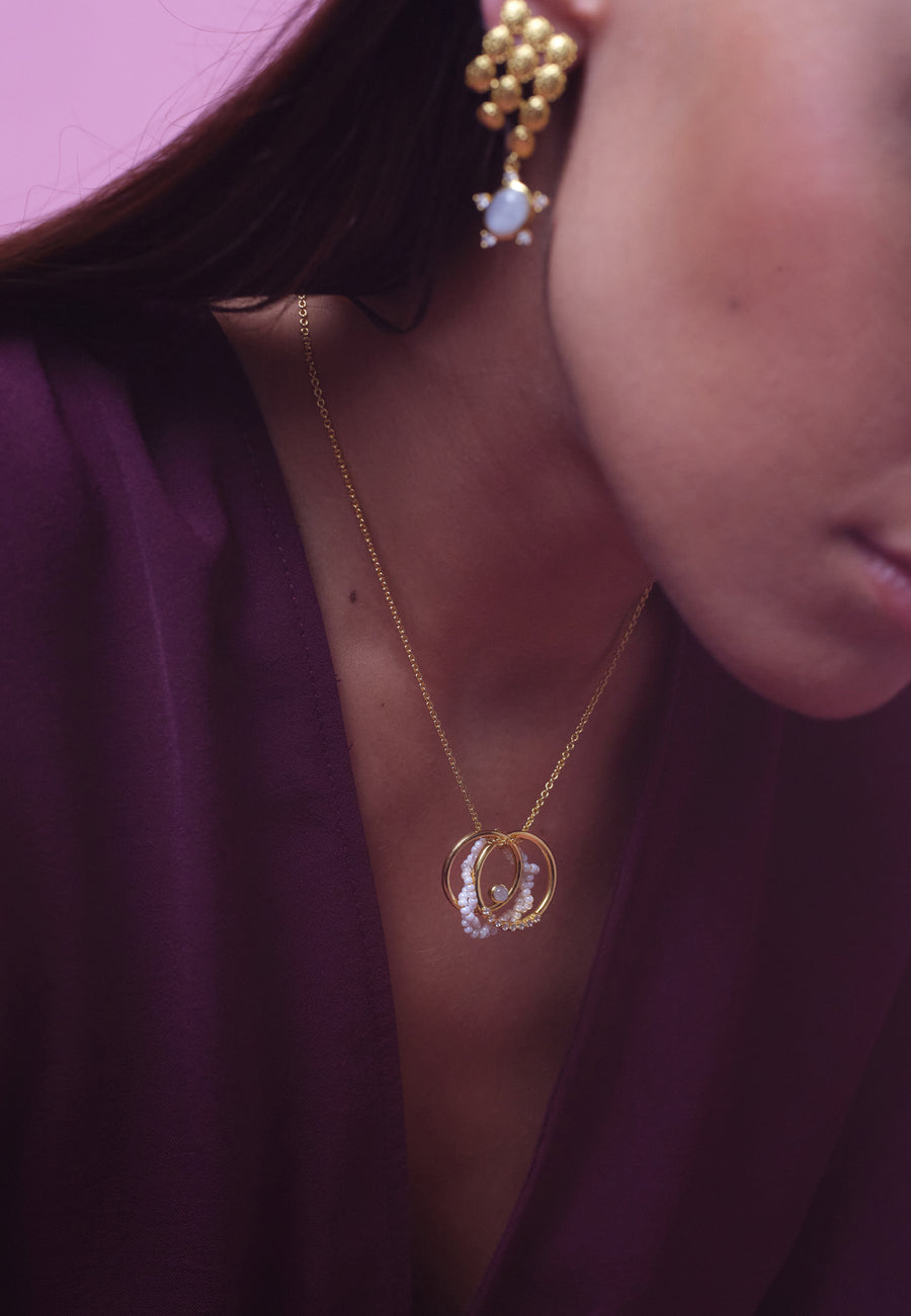 Collar Lyra con tres aros entrelazados, de circonitas y perlas