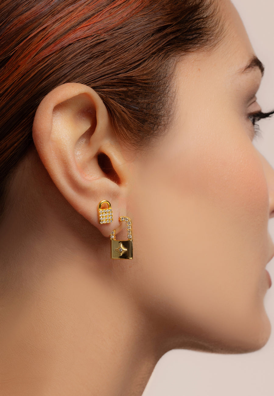 detalle de pendientes candado dorado