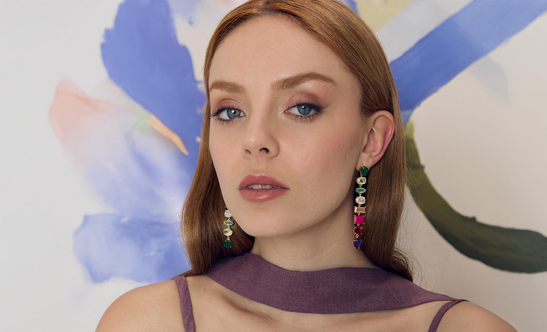 Pendientes de fiesta largos y grandes con piedras de colores, perfectos para ocasiones especiales y vestidos de fiesta llamativos.
