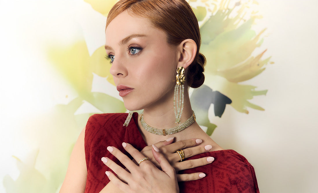Pendientes de fiesta largos y grandes con tiras de perlas verdes y base dorada, ideales para ocasiones elegantes y vestidos de fiesta.