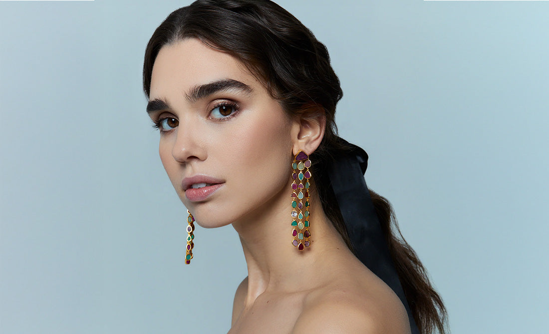 Pendientes dorados largos con piedras de colores, perfectos para bodas y eventos elegantes.
