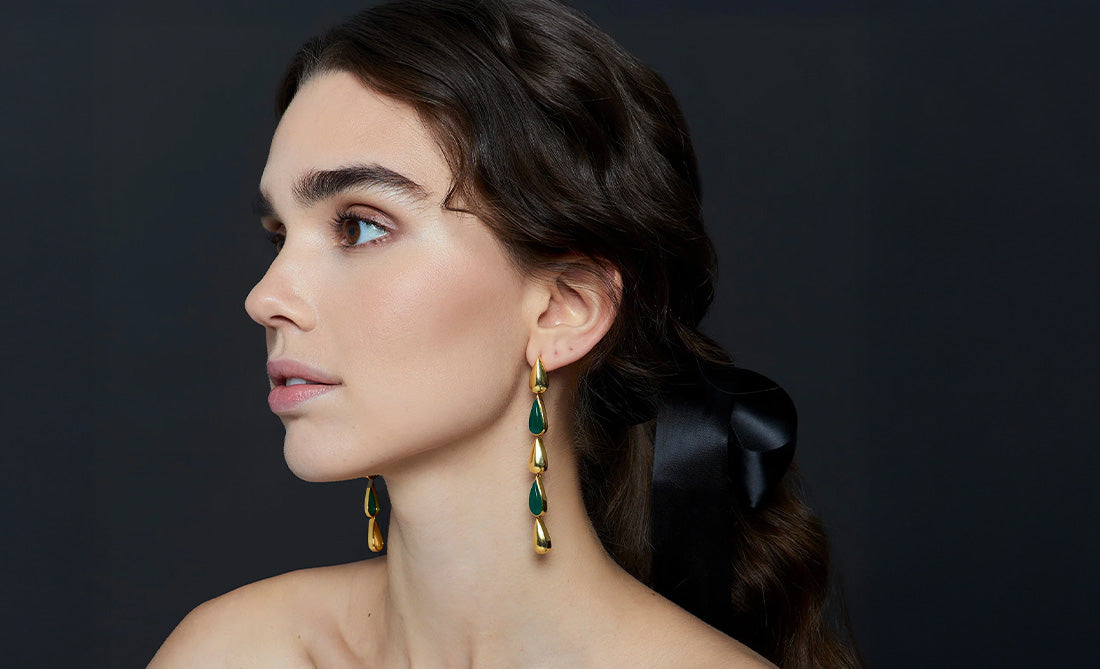 Pendientes dorados largos con gotas verdes, descubre el accesorio ideal para bodas y looks de invitada perfecta.