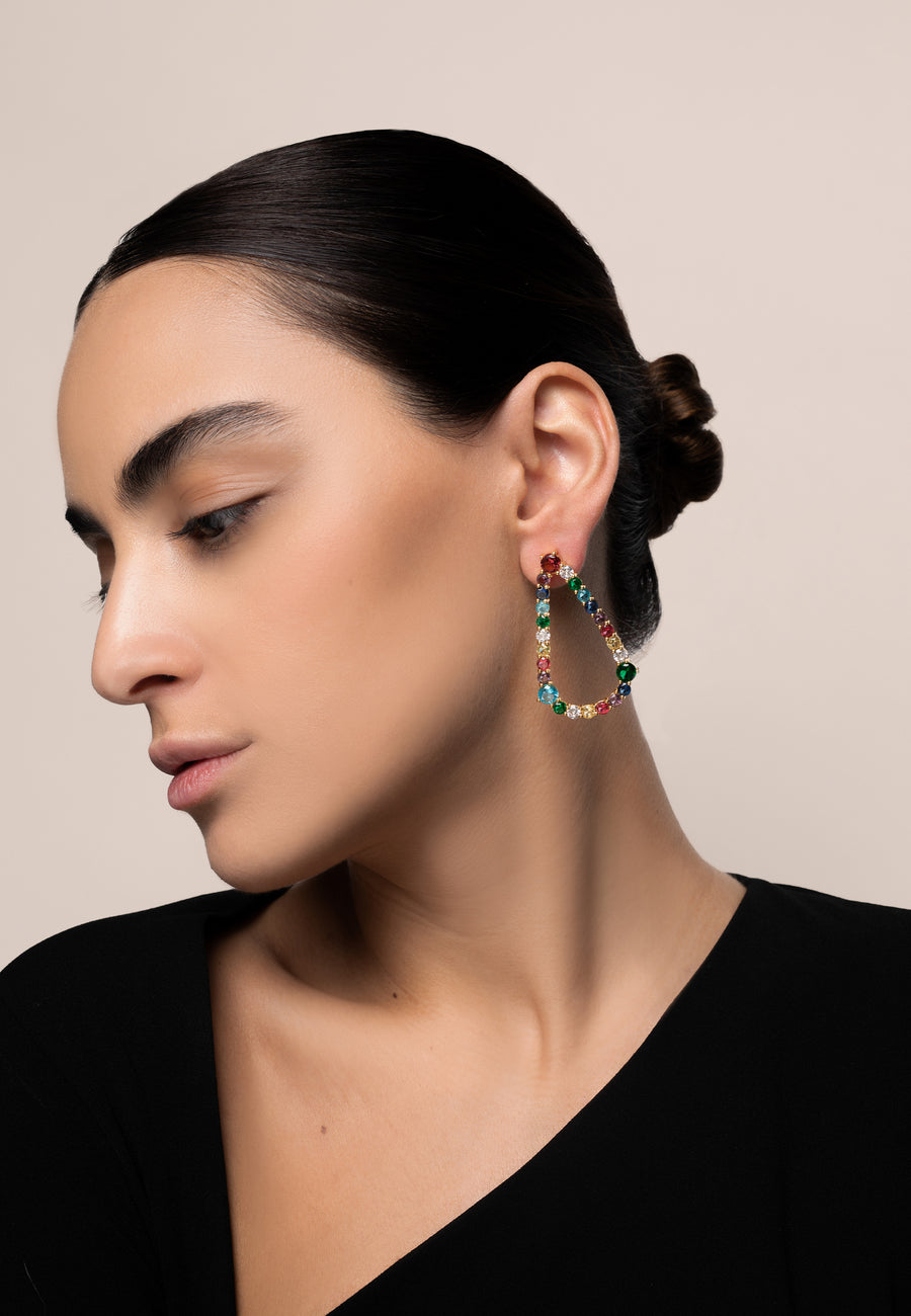 Pendientes lágrima Giulietta con piedras multicolor rainbow para eventos especiales de frente
