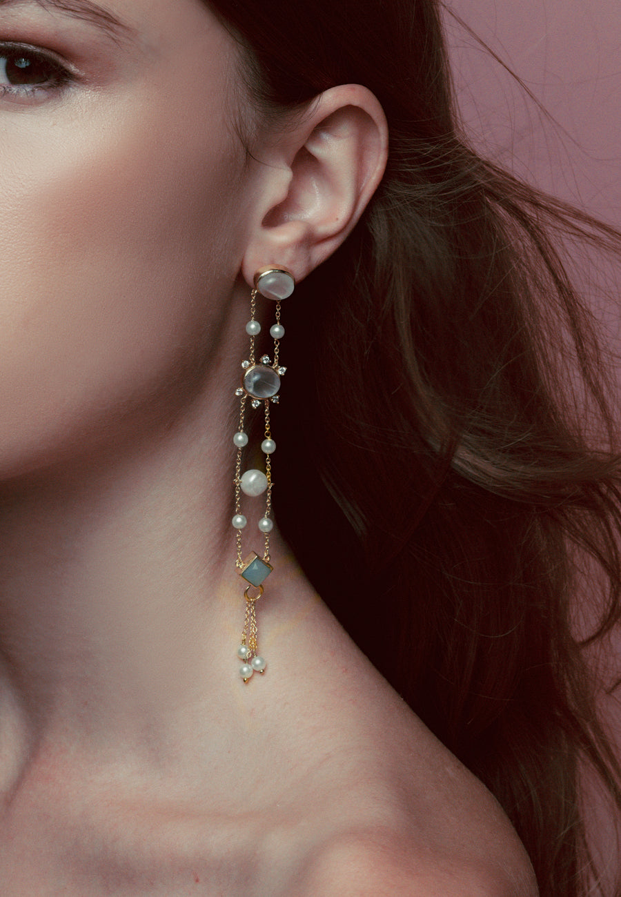 pendientes largos de cristal con perlas, aguamarina y piedraluna engastados a mano