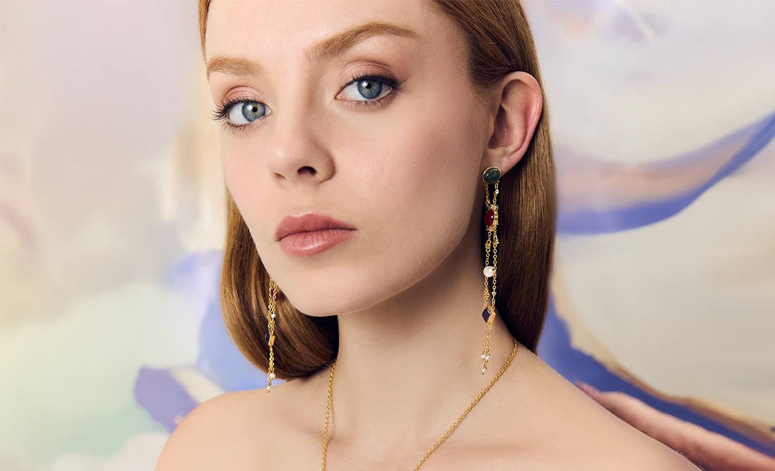 Pendientes largos dorados de mujer con piedras de colores, diseño elegante y llamativo para eventos y ocasiones especiales.