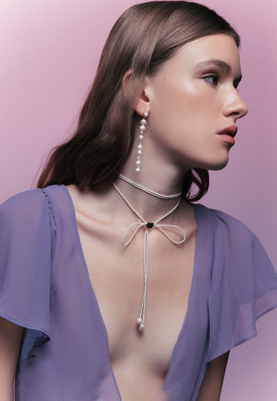 pendientes de perlas modernos y largos a juego con el choker Stellaria de perlas