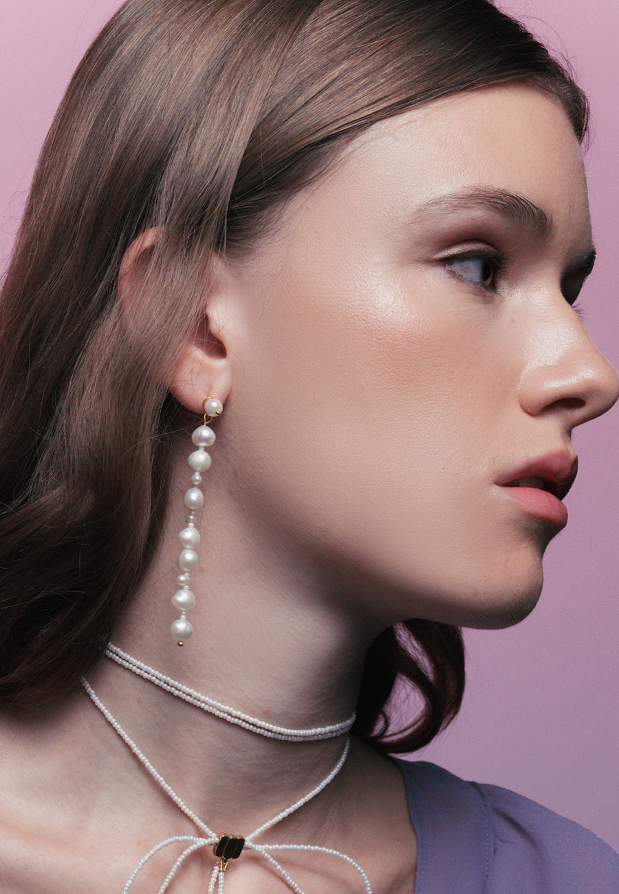 pendientes de perlas modernos largos con perlas en distintos tamaños
