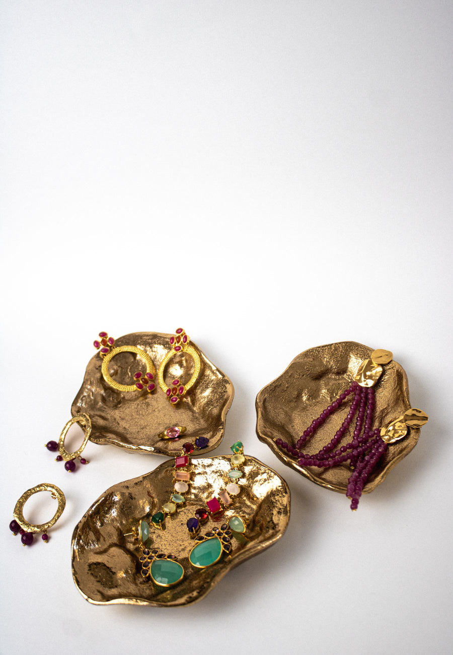 bandejas de joyería con joyas dentro, perfectas para almacenar las joyas que más utilizas
