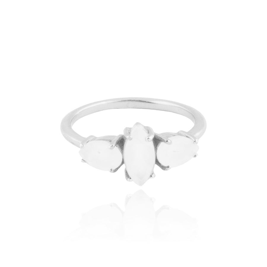anillo de plata con tres piedras semipreciosas blancas