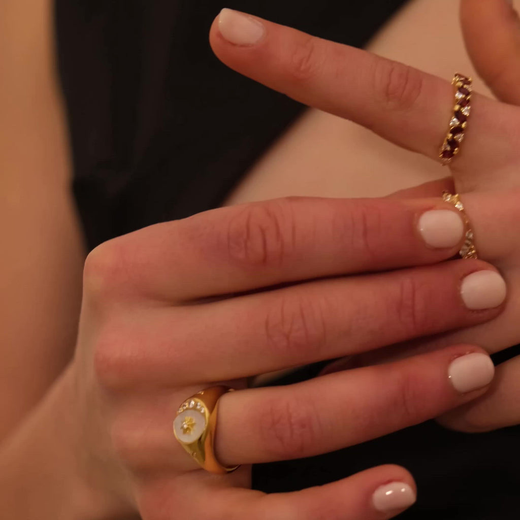 Video de los anillos finos dorados de la coleccion Birthstone de LAVANI Jewels