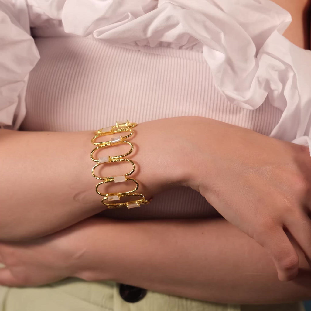 Vídeo de pulsera rígida dorada de LAVANI Jewels