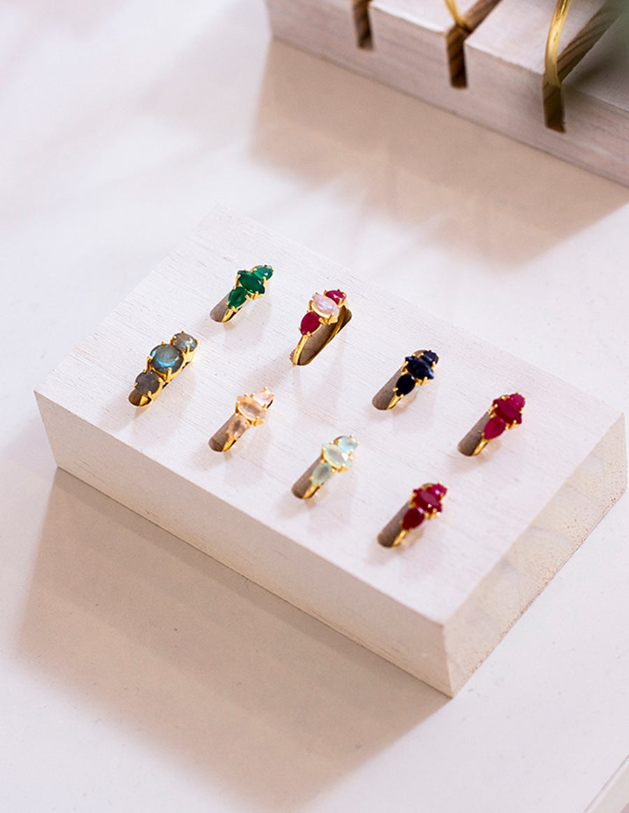 Varios Anillos Kasia Lavani Jewels, incluyendo el anillo de cuarzo rosa bañado en oro