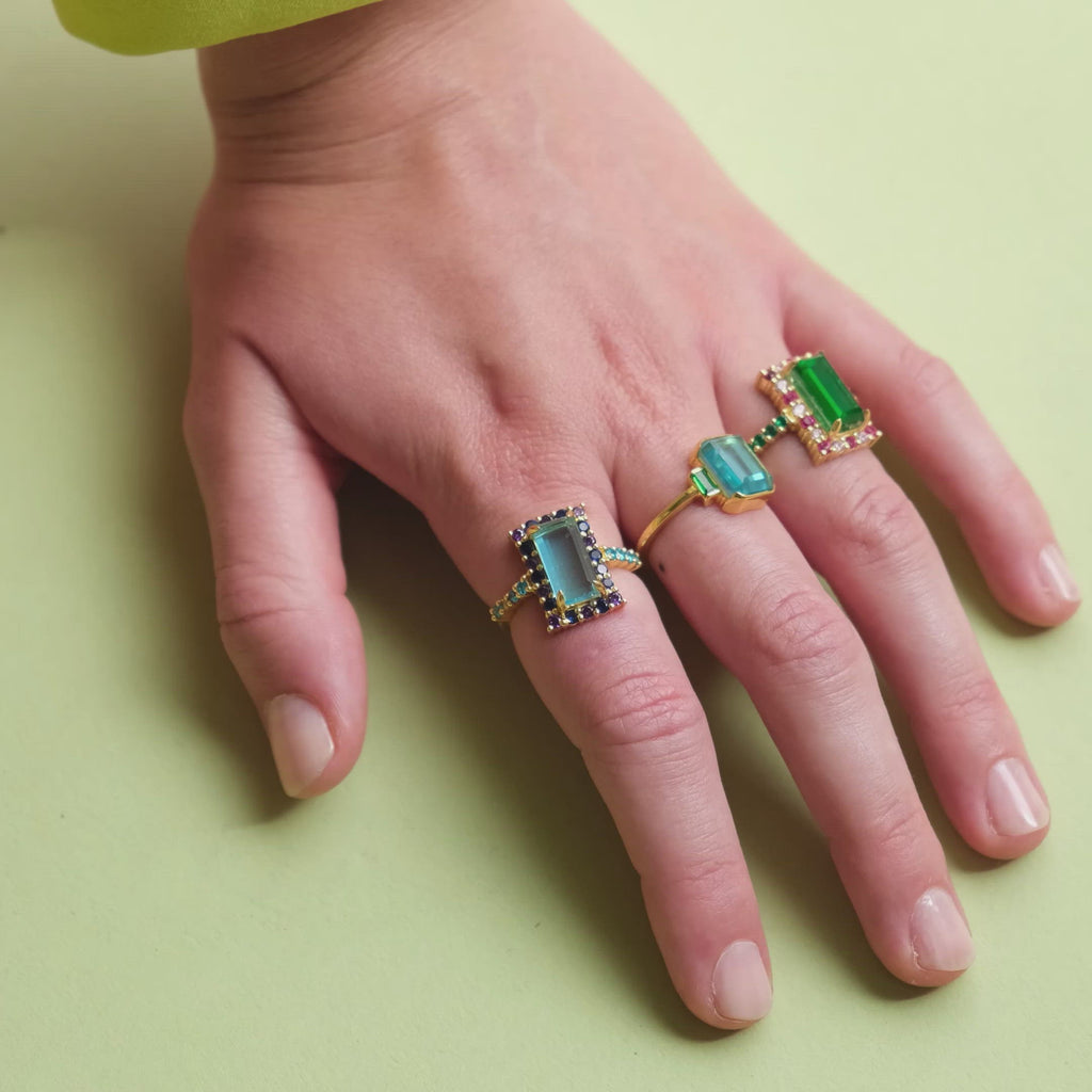 Anillo baguette fucsia y verde combinado con anillos aguamarina