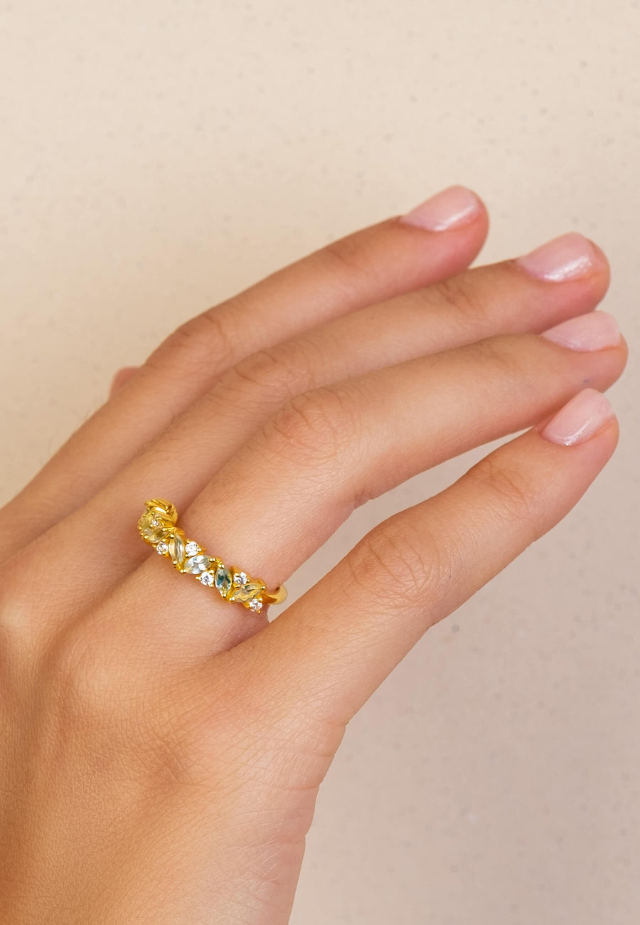 Mano con el anillo aguamarina dorado con piedra natural del mes de Marzo de LAVANI Jewels