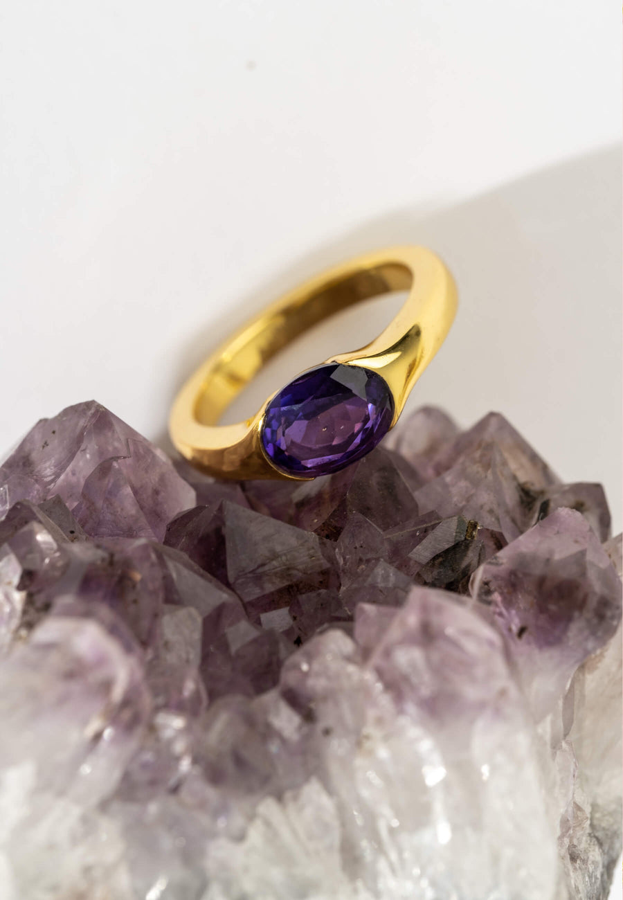 zoom de anillo dorado de sello con piedra natural semipreciosa morada de diseño lavani