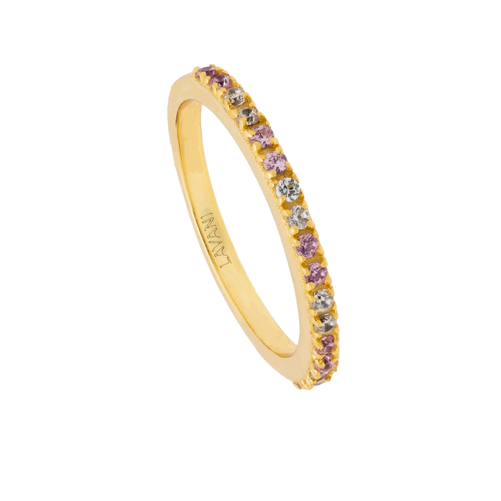 Elegante anillo minimalista formado por circonitas rosas y un acabado en oro.