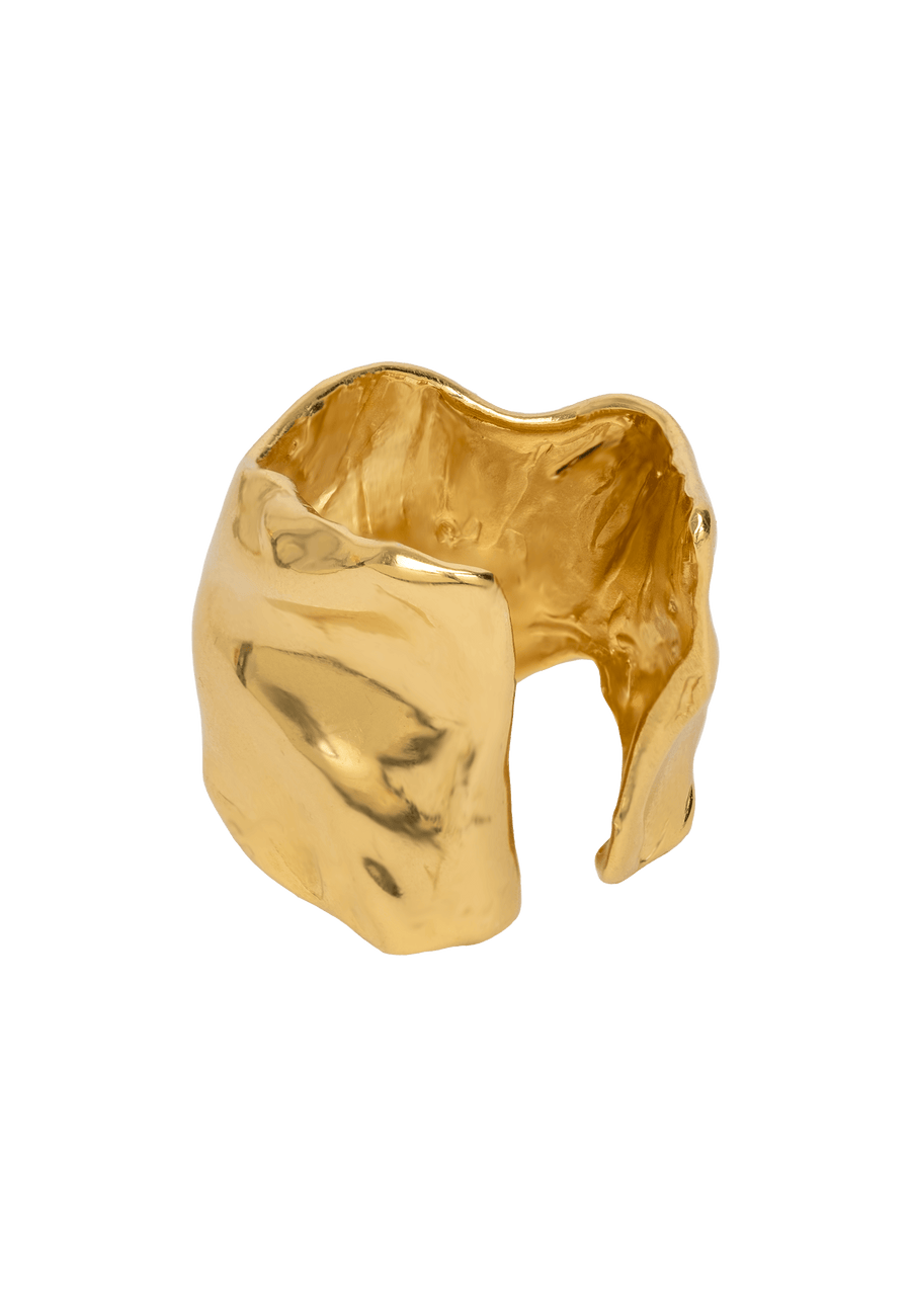 Anillo dorado grueso ancho con textura irregular de lavani