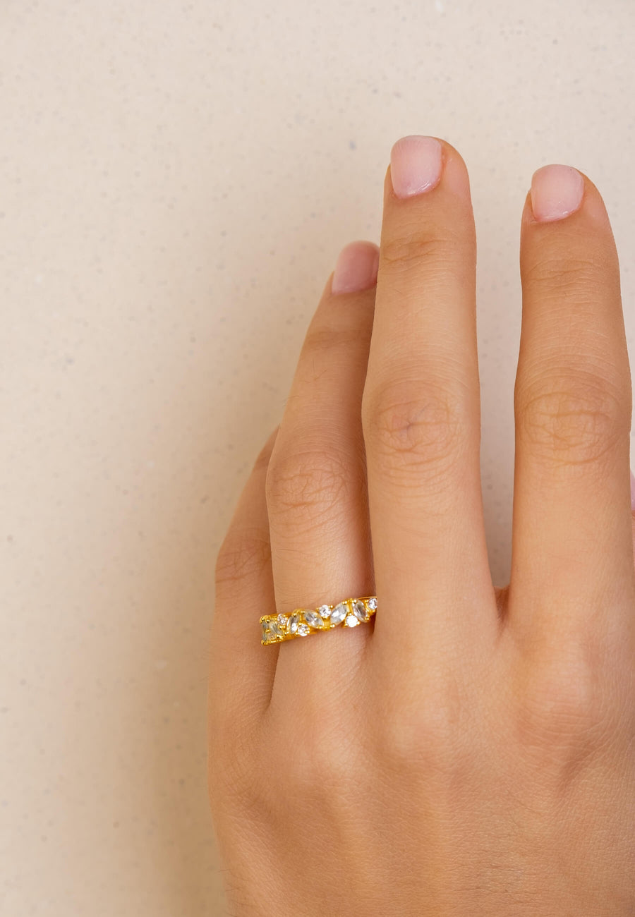 Mano de modelo con anillo fino dorado y circonitas blancas diseño exclusivo de LAVANI Jewels