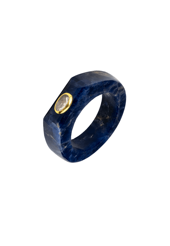 Anillo de sodalita azul hecho completamente de la piedra
