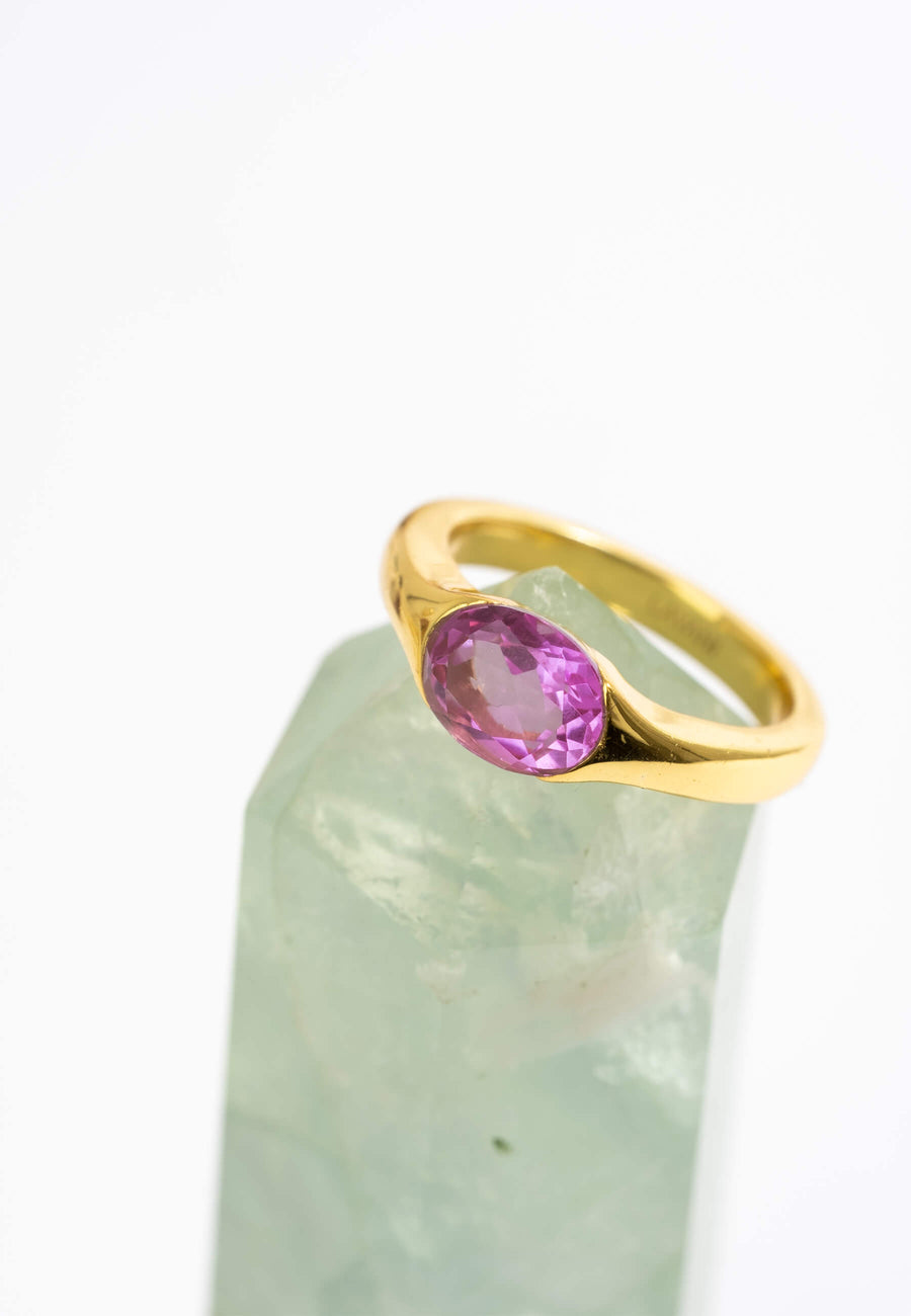 zoom de la piedra de cuarzo del anillo de sello ovalado en rosa con baño de oro de 18 quilates