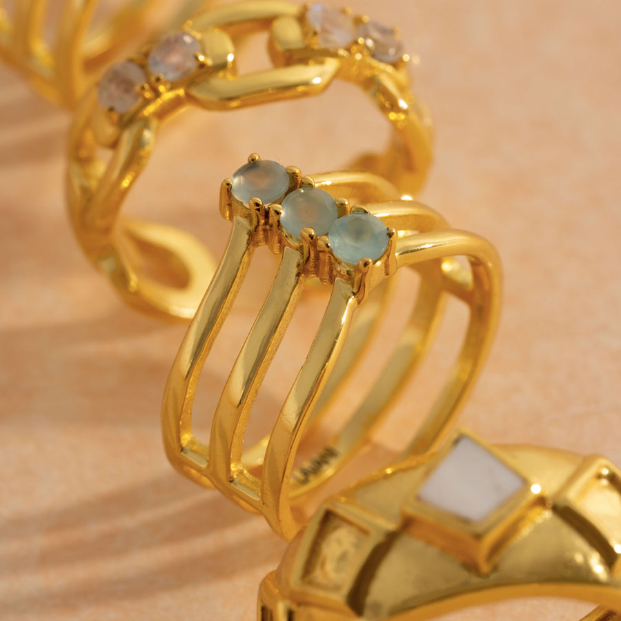 Zoom de anillo triple con piedras naturales y baño de oro