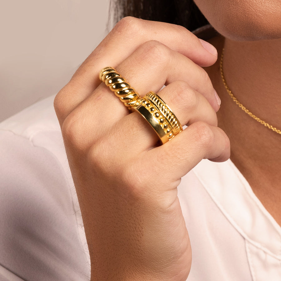 Modelo con anillo trenzado oro y anillo grueso oro de Lavani Jewels