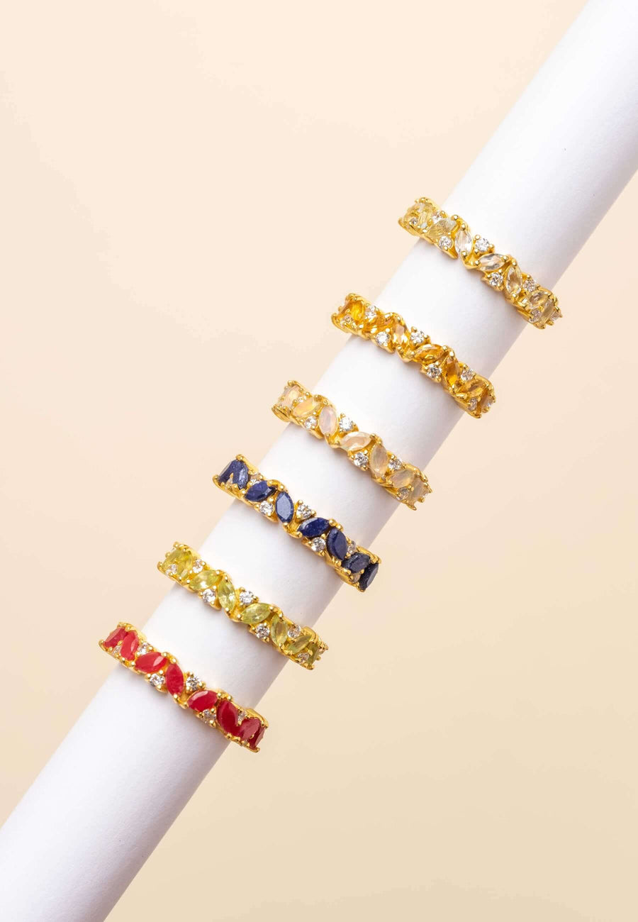 Bodegon de todos los anillos dorados finos en diferentes colores diseño exclusivo de LAVANI Jewels