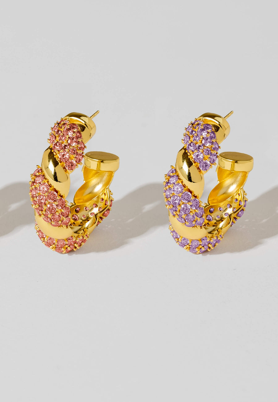 Aros entrelazados fucsias y morados con circonitas y baño de oro de 18 quilates