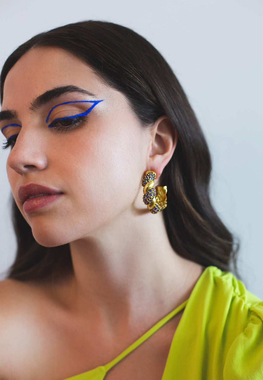  Pendientes estilo aros azules con piedras circonitas bañados en oro