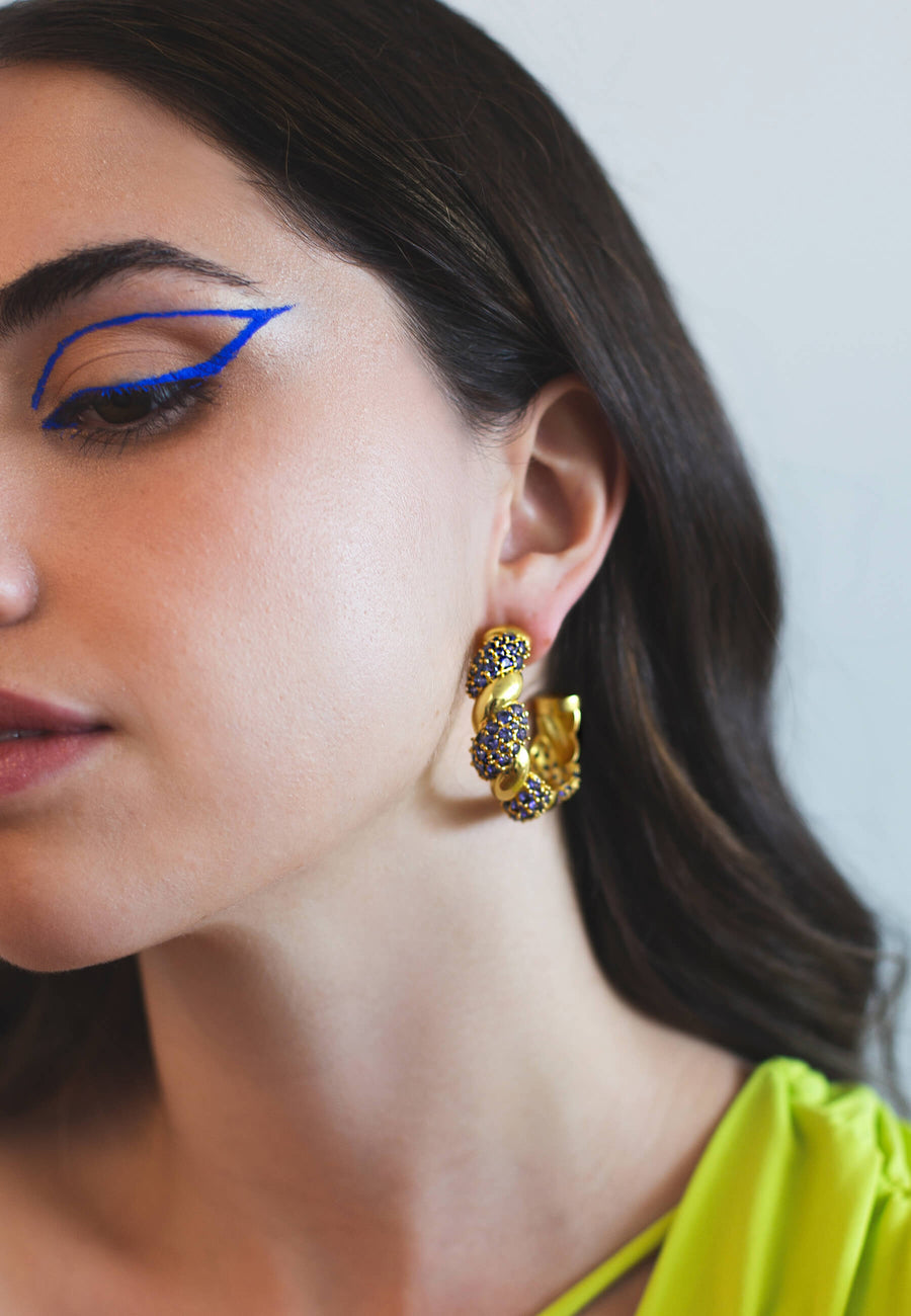  Pendientes estilo aros azules con piedras circonitas bañados en oro