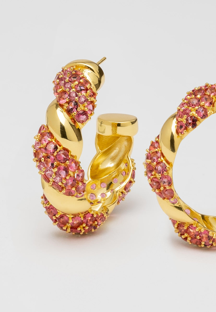 Zoom detalle de Aros entrelazados fucsias con circonitas rosas y baño de oro de 18 quilates