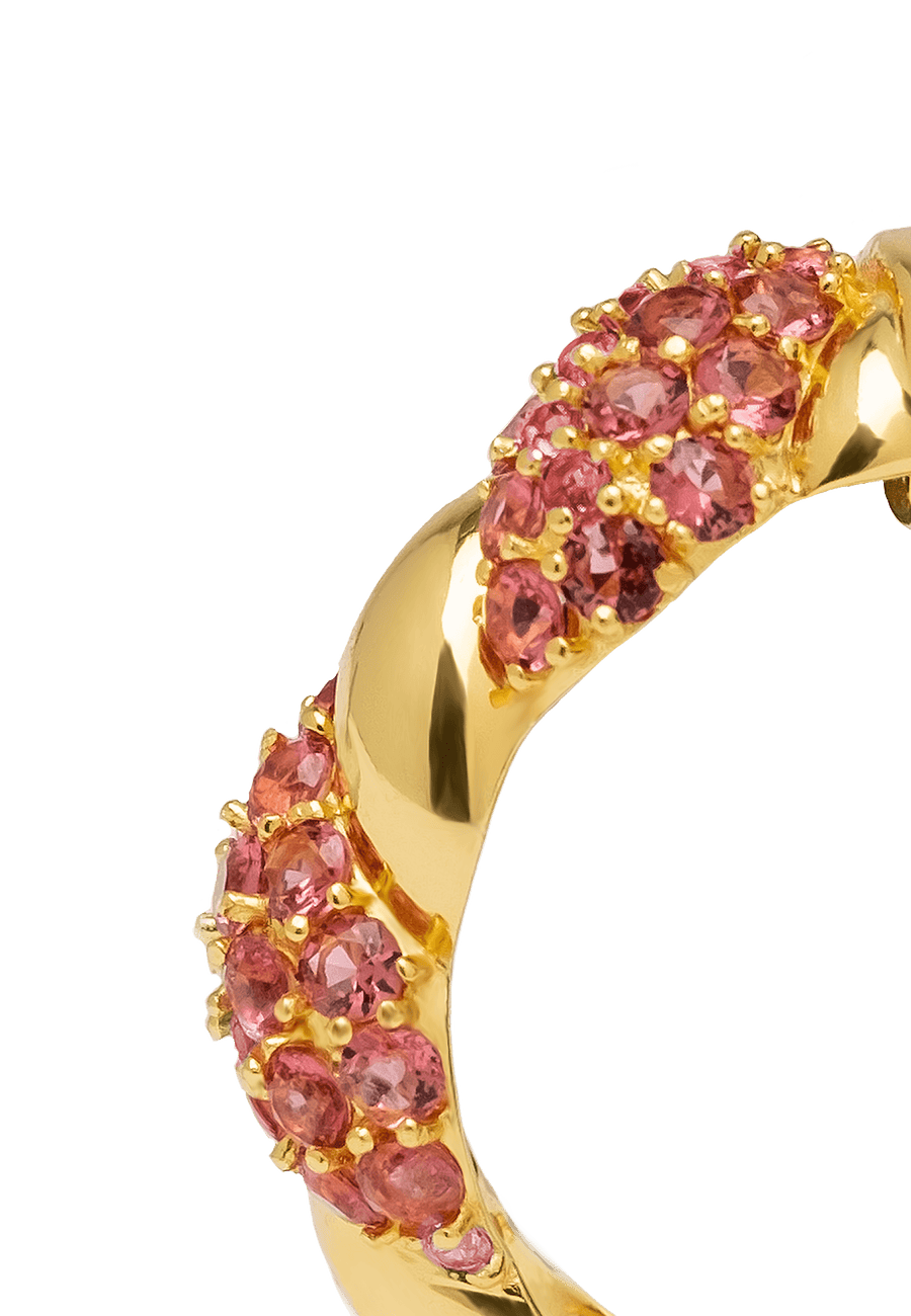 Detalle del metal y textura de los Aros entrelazados fucsias con circonitas rosas y baño de oro de 18 quilates