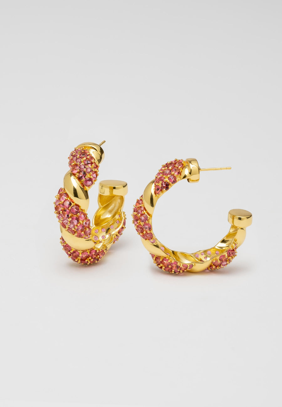Aros entrelazados fucsias con circonitas rosas y baño de oro de 18 quilates